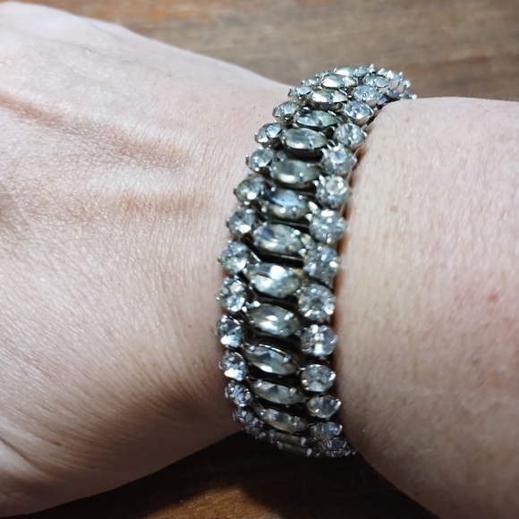 Two Sparkling Bracelets, Stretch & Clasp, Green & Clear Stones, Appear V… - Picture 5 of 10
